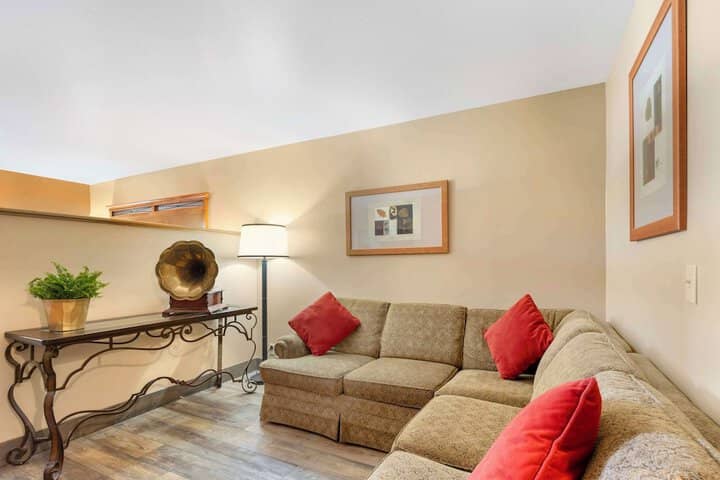 Room 9 of 28