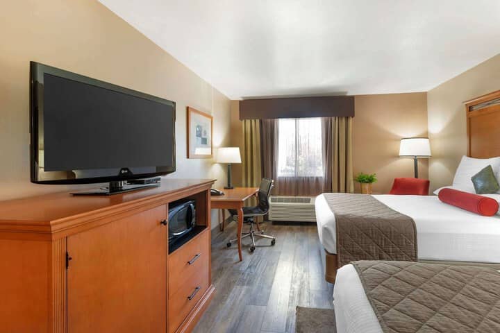 Room 6 of 28