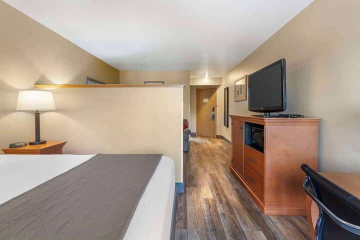 Room 11 of 28